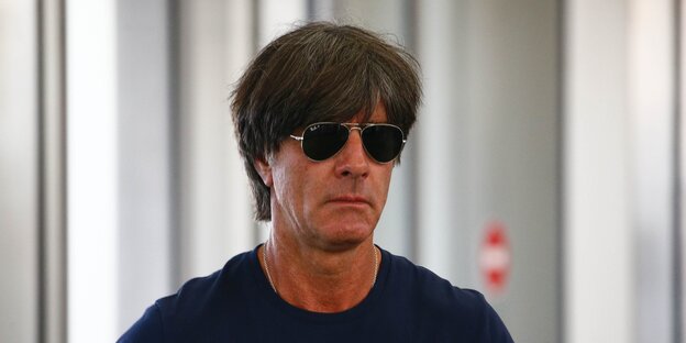Joachim Löw trägt eine Sonnenbrille und hängende Mundwinkel Joachim Löw trägt eine Sonnenbrille und hängende Mundwinkel
