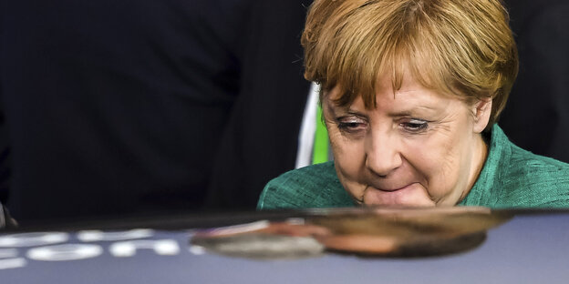 eu-asyl-gipfel - merkel steigt mit verbissenem gesicht in ein auto eu-asyl-gipfel - merkel steigt mit verbissenem gesicht in ein auto
