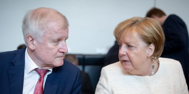 Horst Seehofer und Angela Merkel reden miteinander Horst Seehofer und Angela Merkel reden miteinander