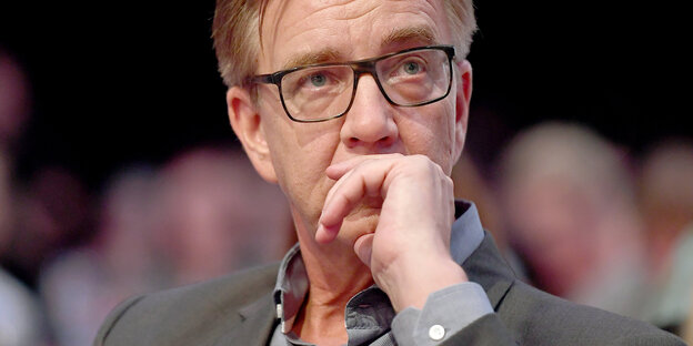 Dietmar Bartsch hält nachdenklich seine Hand gegen seinen Mund Dietmar Bartsch hält nachdenklich seine Hand gegen seinen Mund