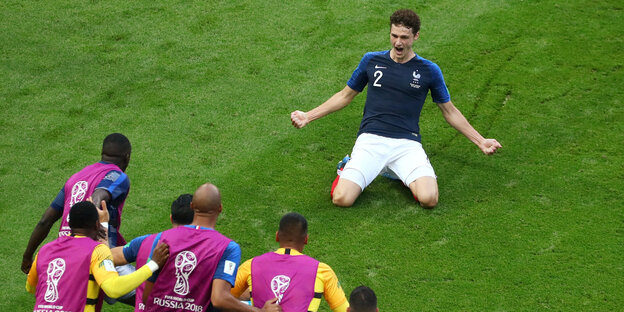 Benjamin Pavard läuft nach seinem Treffer über den Rasen, streckt die Arme und ballt die Fäuste Benjamin Pavard läuft nach seinem Treffer über den Rasen, streckt die Arme und ballt die Fäuste
