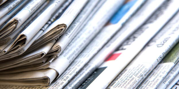 Ein Stapel Zeitungen. Bald gibt es mehr Geld für Journalisten bei Tageszeitungen. Darauf haben sich BDZV und DJV nun geeinigt Ein Stapel Zeitungen. Bald gibt es mehr Geld für Journalisten bei Tageszeitungen. Darauf haben sich BDZV und DJV nun geeinigt