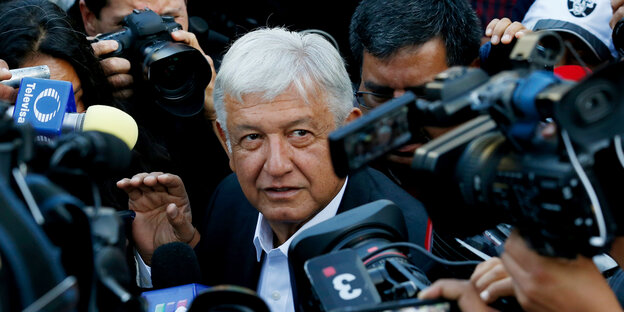 Andrés Manuel López Obrador, umringt von Kameras Andrés Manuel López Obrador, umringt von Kameras