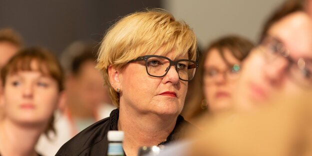 Kritik an Seehofers Masterplan - Frau mit Brille zwischen anderen Menschen, es ist die SPD-Politikerin Eva Högl Kritik an Seehofers Masterplan - Frau mit Brille zwischen anderen Menschen, es ist die SPD-Politikerin Eva Högl