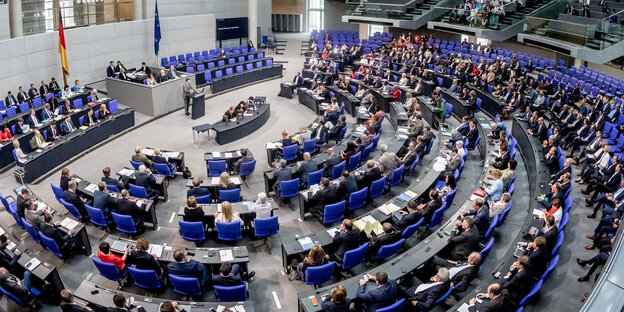Die Parlamentarier debattieren im Plenum im Bundestag Die Parlamentarier debattieren im Plenum im Bundestag