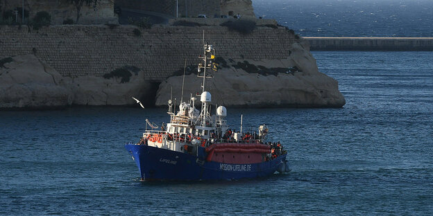 Das Schiff "Lifeline" fährt durchs Meer Das Schiff "Lifeline" fährt durchs Meer