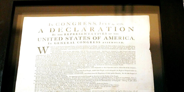 Facebook findet Hassrede in US-Unabhängigkeitserklärung - altes Stück Papier mit Überschrift "A Declaration" Facebook findet Hassrede in US-Unabhängigkeitserklärung - altes Stück Papier mit Überschrift "A Declaration"