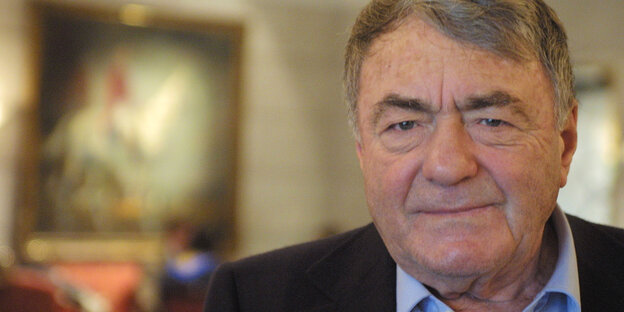 Filmemacher Claude Lanzmann lächelt in die Kamera Filmemacher Claude Lanzmann lächelt in die Kamera
