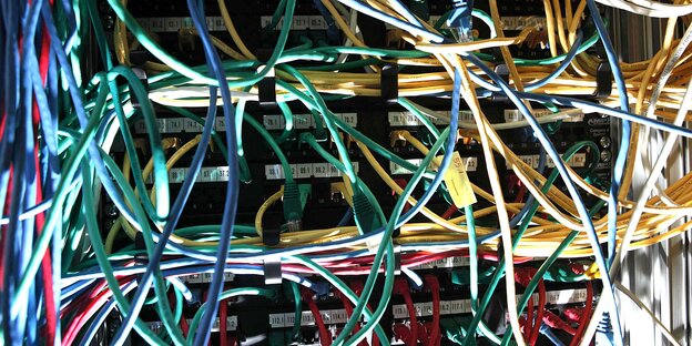 Ein Serverraum mit vielen bunten Lan-Kabeln. Ein Serverraum mit vielen bunten Lan-Kabeln.