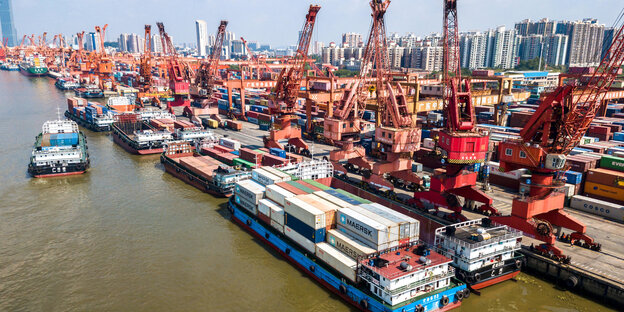 Container stapeln sich am Containerterminal im Hafen der Milionenstadt Guangzhou Container stapeln sich am Containerterminal im Hafen der Milionenstadt Guangzhou
