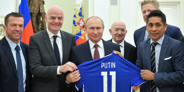 Sportfunktionäre, Promis und Putin mit einem Trikot Sportfunktionäre, Promis und Putin mit einem Trikot
