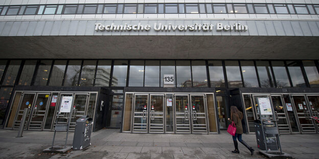 Eingang zu einem Bürogebäude. Über der Tür der Schriftzug "Technische Universität Berlin" Eingang zu einem Bürogebäude. Über der Tür der Schriftzug "Technische Universität Berlin"