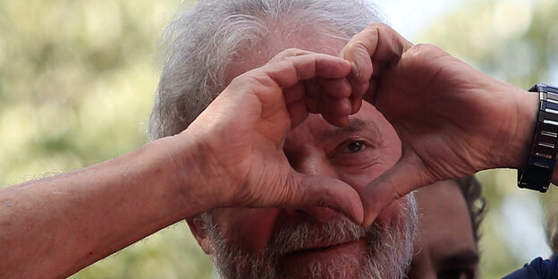 Luiz Inácio Lula da Silva formt mit seiner Hand ein Herz Luiz Inácio Lula da Silva formt mit seiner Hand ein Herz