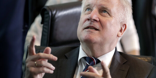 Horst Seehofer gestikuliert Horst Seehofer gestikuliert