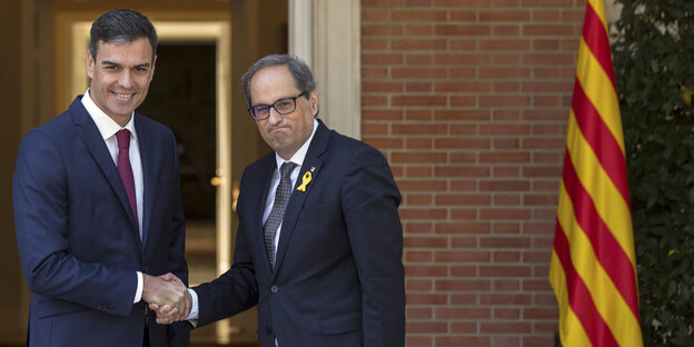 Ministerpräsident Sánchez schüttelt Kataloniens Regionalpräsidenten Quim Torra die Hand. Ministerpräsident Sánchez schüttelt Kataloniens Regionalpräsidenten Quim Torra die Hand.