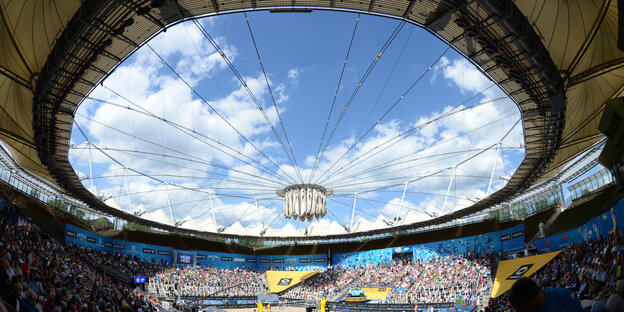 Gut gefülltes Stadion am Hamburger Rothenbaum beim Beachvolleyball Grand Slam 2016. Gut gefülltes Stadion am Hamburger Rothenbaum beim Beachvolleyball Grand Slam 2016.