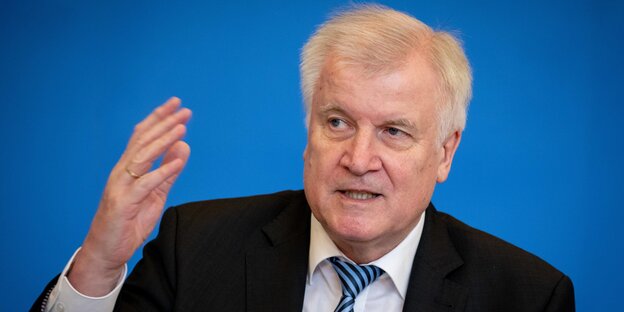 Horst Seehofer hebt die rechte Hand Horst Seehofer hebt die rechte Hand