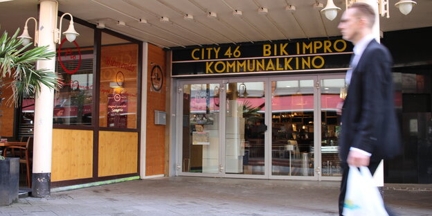 Ein Mann im Anzug vor dem Bremer Kino City 46. Ein Mann im Anzug vor dem Bremer Kino City 46.