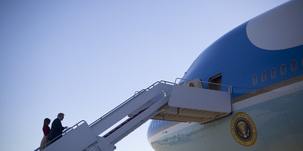 Donald und Melania Trump steigen in Flugzeug Donald und Melania Trump steigen in Flugzeug