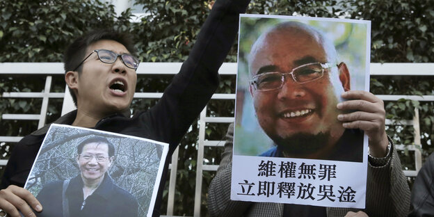 Aktivisten halten Fotos der Regimekritiker Qin Yongmin und Wu Gan hoch Aktivisten halten Fotos der Regimekritiker Qin Yongmin und Wu Gan hoch