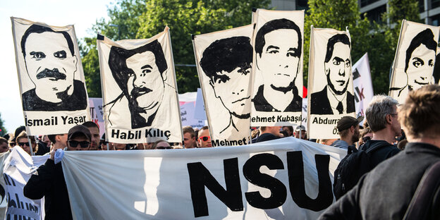 Demonstranten halten bei einer Kundgebung in München Schilder mit Porträt-Abbildungen der NSU-Opfer Demonstranten halten bei einer Kundgebung in München Schilder mit Porträt-Abbildungen der NSU-Opfer