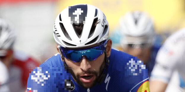 ein Rennradfahrer mit Helm und Brille ein Rennradfahrer mit Helm und Brille