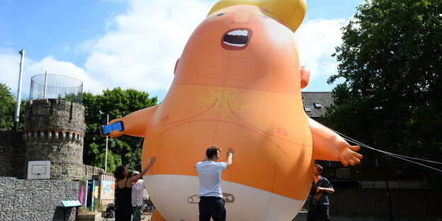 Ein überlebensgroßer Ballon, der US-Präsident Trump als Baby darstellt, wird im Bingfield Park in London aufgepumpt. Ein überlebensgroßer Ballon, der US-Präsident Trump als Baby darstellt, wird im Bingfield Park in London aufgepumpt.