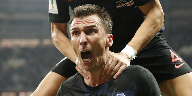 Mario Mandzukic aus Kroatien bejubelt sein Tor zum 2:1. Mario Mandzukic aus Kroatien bejubelt sein Tor zum 2:1.