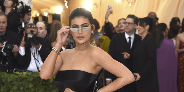 Frau mit Glitzerbrille - es ist Kylie Jenner Frau mit Glitzerbrille - es ist Kylie Jenner