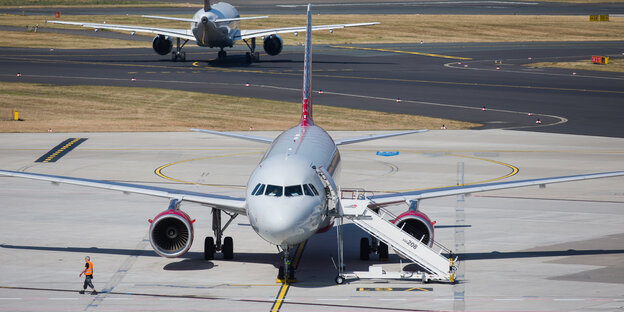 Ein Passagierflugzeug steht am Flughafen Ein Passagierflugzeug steht am Flughafen