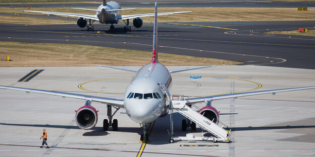 Ein Passagierflugzeug steht am Flughafen