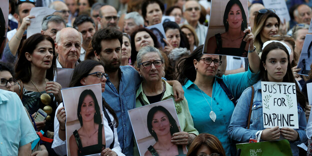 Demonstranten fordern Aufklärung des Bombenanschlags auf Daphne Caruana Galizia. Demonstranten fordern Aufklärung des Bombenanschlags auf Daphne Caruana Galizia.