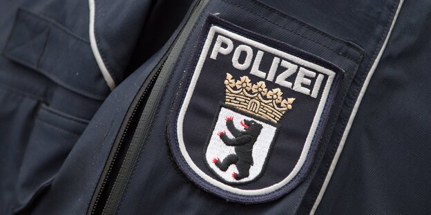 Eine Jacke mit dem Symbol der Berliner Polizei Eine Jacke mit dem Symbol der Berliner Polizei