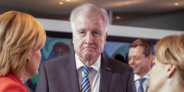 Innenminister Horst Seehofer schaut traurig Innenminister Horst Seehofer schaut traurig