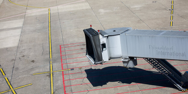 Ein Passagiertunnel steht am Flughafen Düsseldorf an einer Parkposition für ein Flugzeug. Ein Passagiertunnel steht am Flughafen Düsseldorf an einer Parkposition für ein Flugzeug.