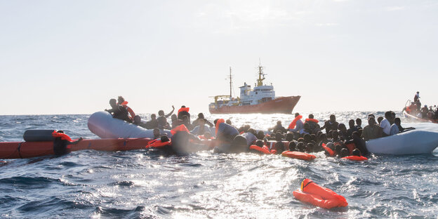 Geflüchtete werden aus dem Meer geborgen Geflüchtete werden aus dem Meer geborgen