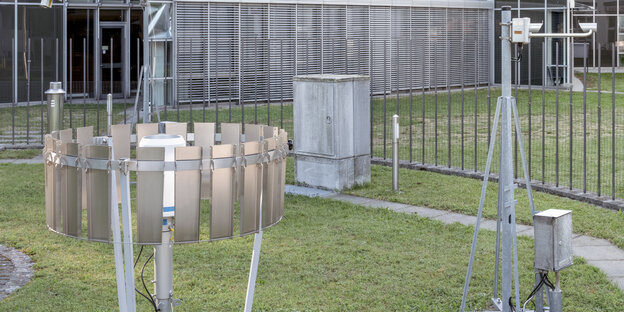 Messinstrumente des Wetterdienstes, die im Vorgarten stehen Messinstrumente des Wetterdienstes, die im Vorgarten stehen