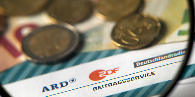 Ein Schreiben des Beitragsservice und mehrere Münzen Ein Schreiben des Beitragsservice und mehrere Münzen