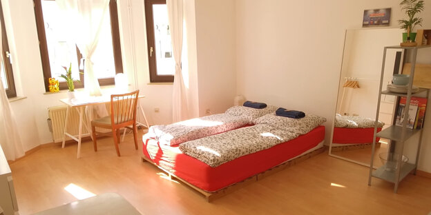 Ein Schlafzimmer, Sommersonne fällt durchs Fenster Ein Schlafzimmer, Sommersonne fällt durchs Fenster