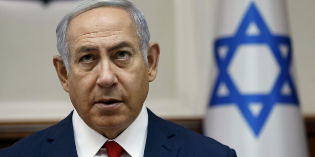 Israels Regierungschef Netanjahu vor einer Flagge mit Davidstern Israels Regierungschef Netanjahu vor einer Flagge mit Davidstern