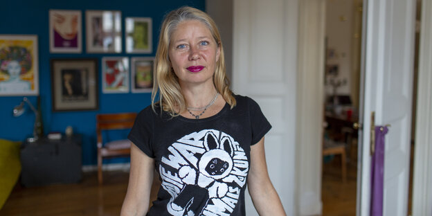 Ein Porträt von Kat Menschik, die als Illustratorin arbeitet Ein Porträt von Kat Menschik, die als Illustratorin arbeitet