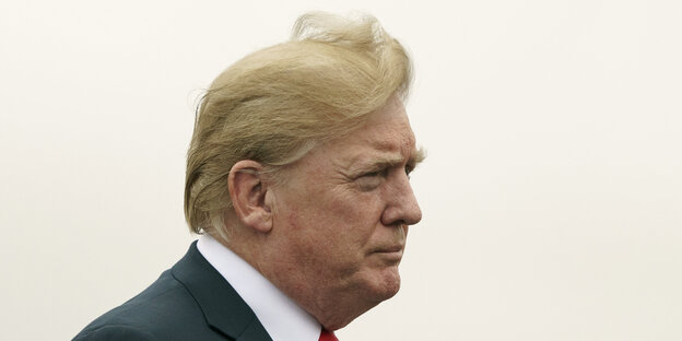 Donald Trumps Frisur weht im Wind Donald Trumps Frisur weht im Wind