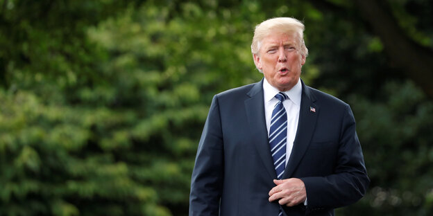 Trump, wie er läuft, im Hintergrund Sträucher Trump, wie er läuft, im Hintergrund Sträucher