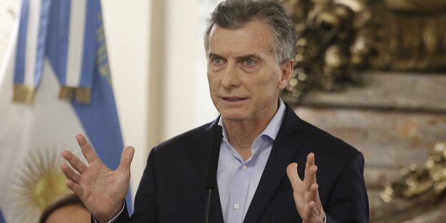 Auf einer Basis in Argentinien: Im Vordergrund sind zwei Männer in zivil, im Hintergrund verschiedene Uniformierte zu erkennen. Auf einer Basis in Argentinien: Im Vordergrund sind zwei Männer in zivil, im Hintergrund verschiedene Uniformierte zu erkennen.