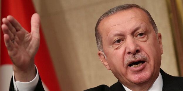 Erdoğan spricht mit erhobener rechter Hand Erdoğan spricht mit erhobener rechter Hand