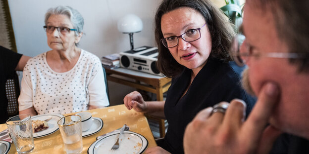 Andrea Nahles im Gespräch mit Menschen an einem Tisch Andrea Nahles im Gespräch mit Menschen an einem Tisch