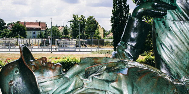 Blick auf den Bahnhof von Wurzen im Vordergrund ein liegender Soldat eines Kriegerdenkmals Blick auf den Bahnhof von Wurzen im Vordergrund ein liegender Soldat eines Kriegerdenkmals