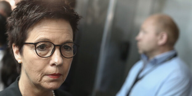 Jutta Cordt schaut ernst Jutta Cordt schaut ernst