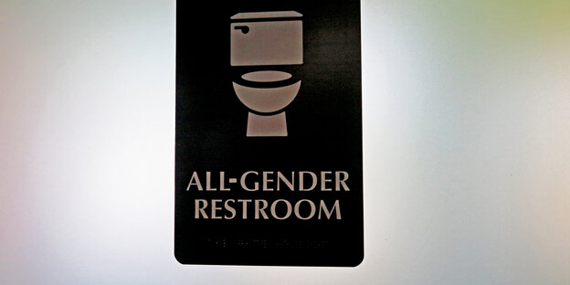 Schild mit Klo-Bild und Aufschrift "All-Gender-Restroom" Schild mit Klo-Bild und Aufschrift "All-Gender-Restroom"