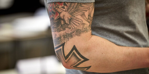 Ein Ellbogen mit Nazi-Tattoos Ein Ellbogen mit Nazi-Tattoos